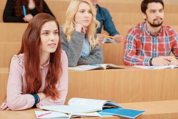 Etudiante suivant un cours à l'université © zinkevych - stock.adobe.com Etudiante suivant un cours à l'université © zinkevych - stock.adobe.com