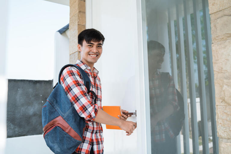 © Odua Images - Fotolia.com étudiants appartement