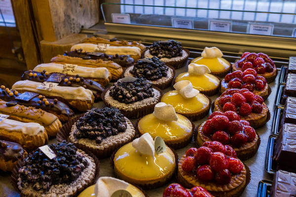 Pâtisseries françaises : éclairs, tartelettes aux myrtilles, au citron, et à la framboise